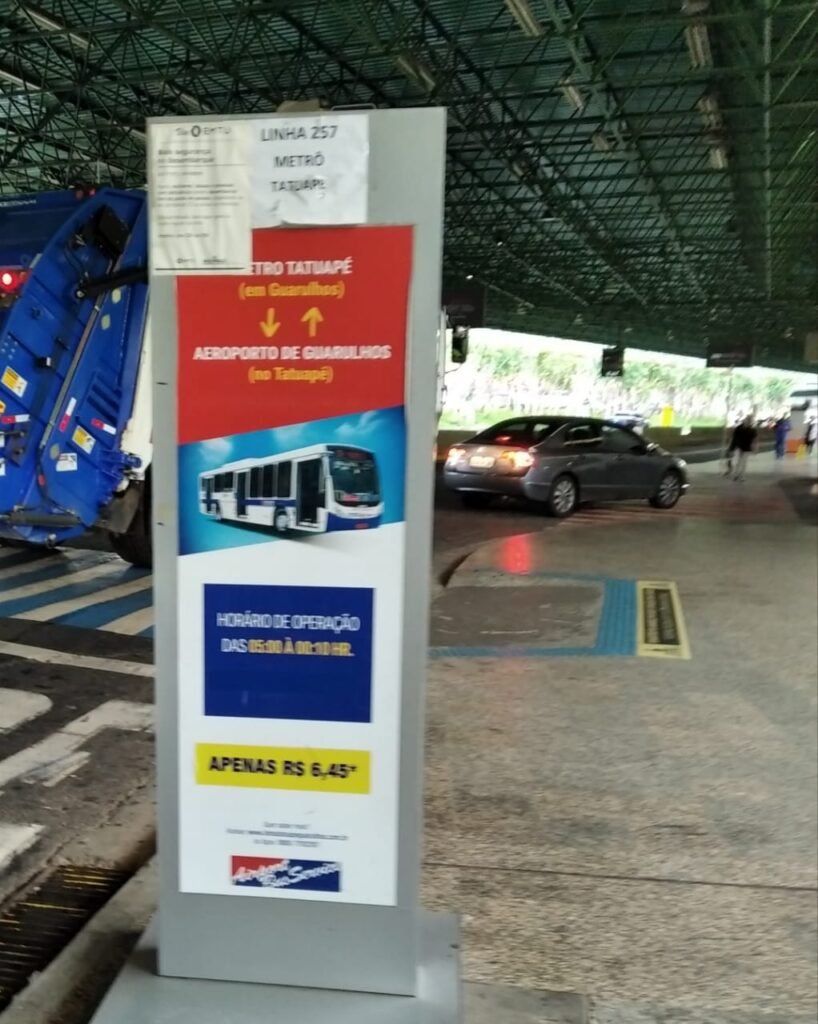 Paradero del bus que va de Guarulhos a Tatuapé.