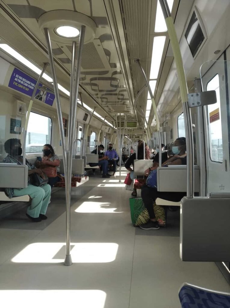 Metro que va del aeropuerto de Salvador a la estación Acesso Norte
