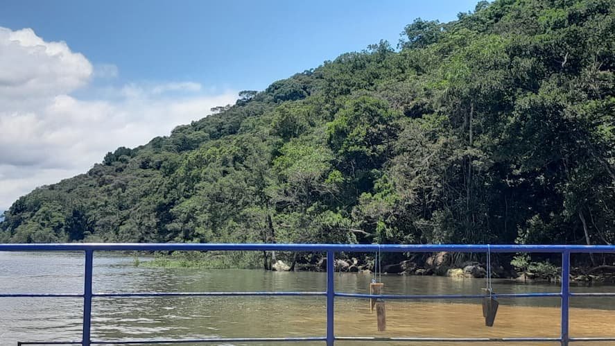 Vila da Gloria vista desde la travesía de ferryboat por la Bahía de Babitonga.