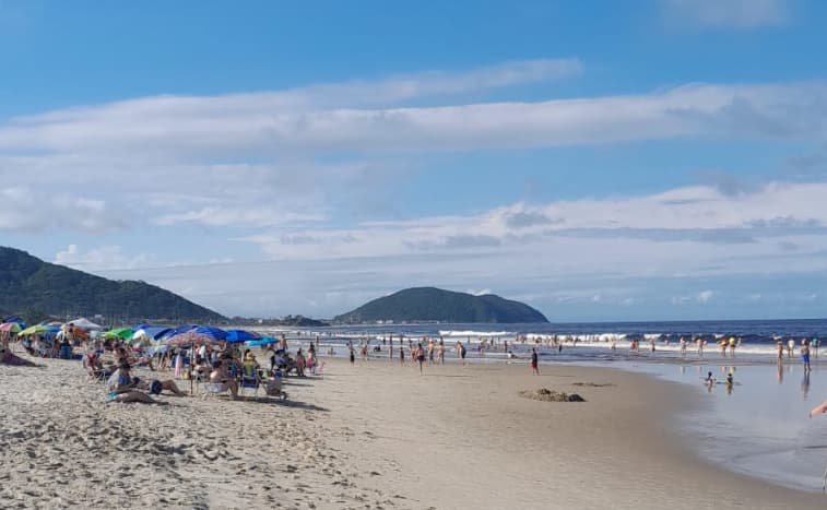 Personas disfrutando de la playa de Ubatuba cerca a Joinville.