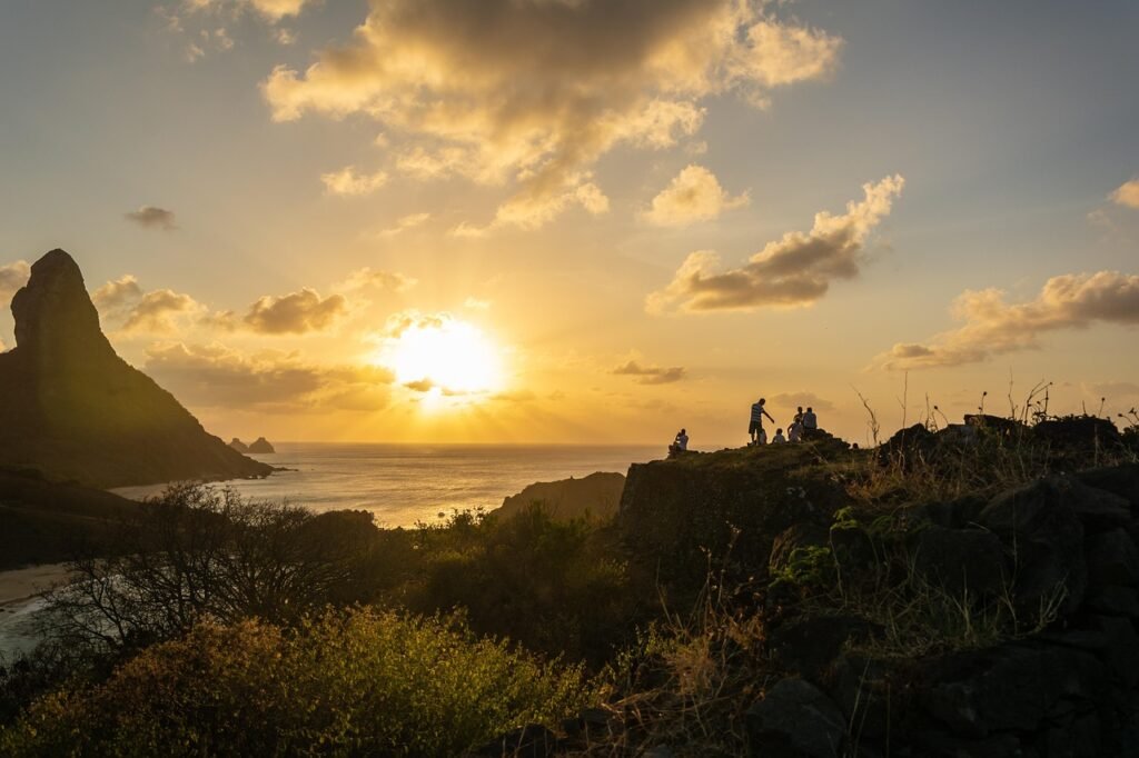 Personas viendo el atardecer en Fernando de Noronha