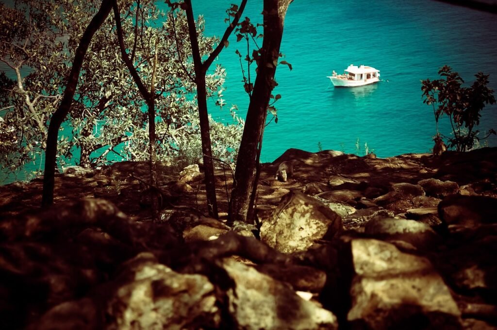 Barco navegando entre las islas de Fernando de Noronha